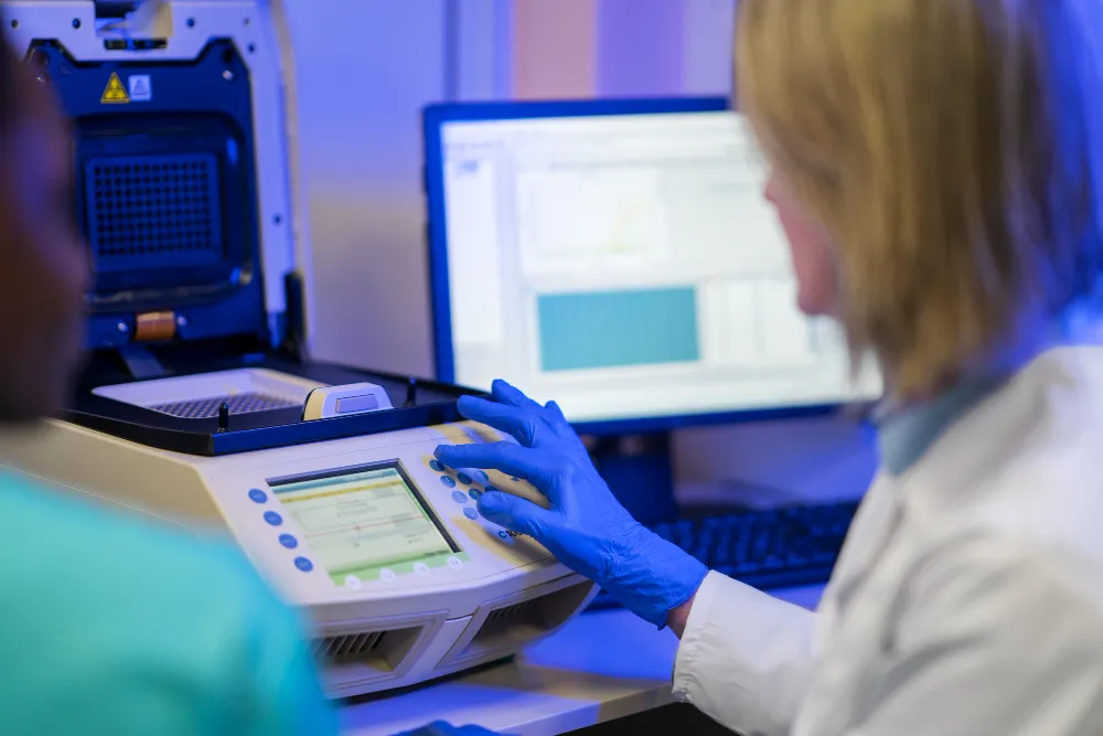 Tomografía computarizada (TAC) mostrando una imagen detallada del cerebro